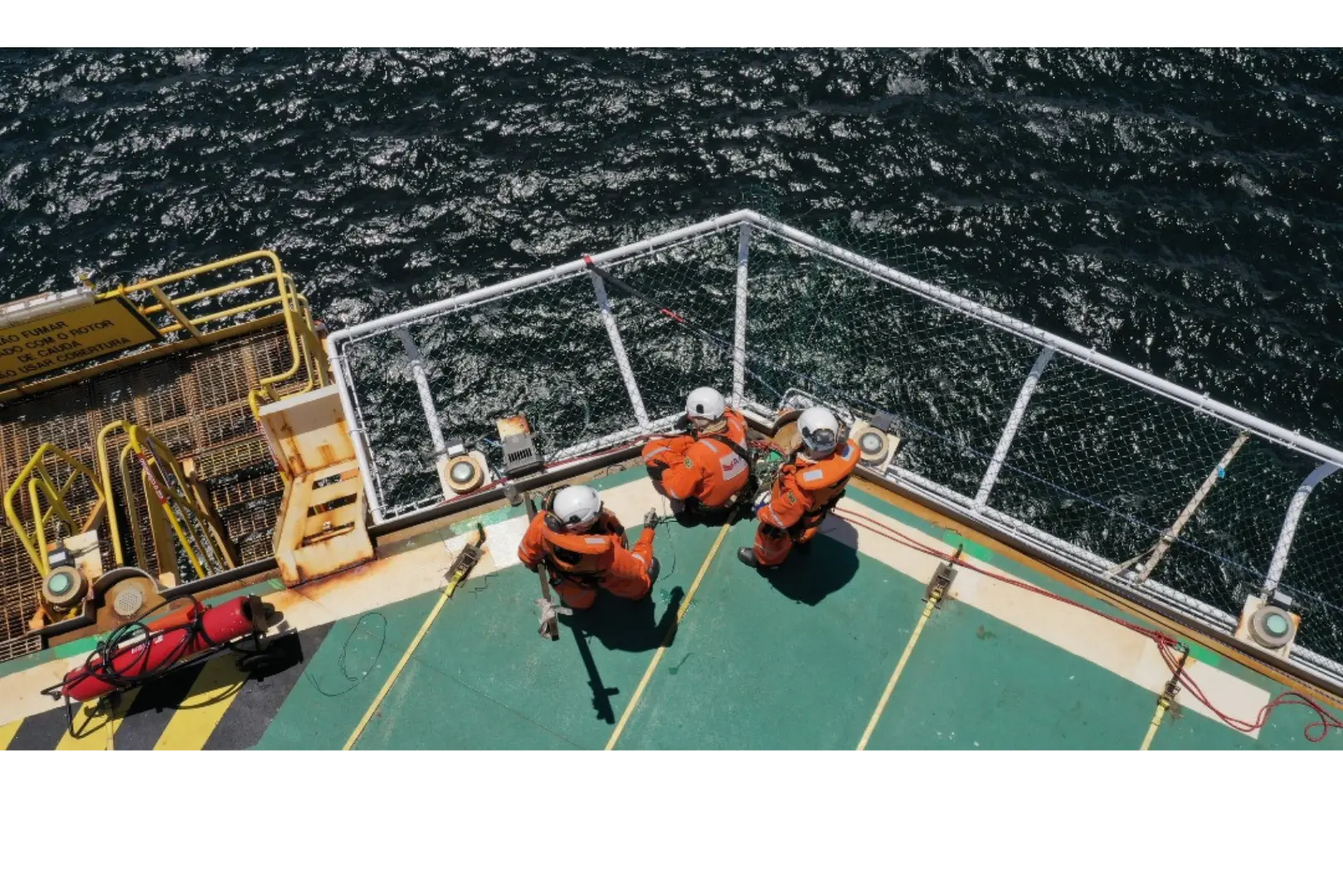 Trabalhadores AASJ em embarcação offshore